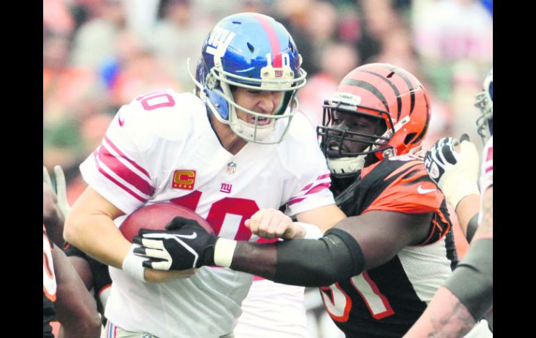 Eli Manning tuvo una tarde de pesadilla ante Cincinnati, en donde los Bengalíes no se tentaron el corazón para maltratarlo.  AP  /