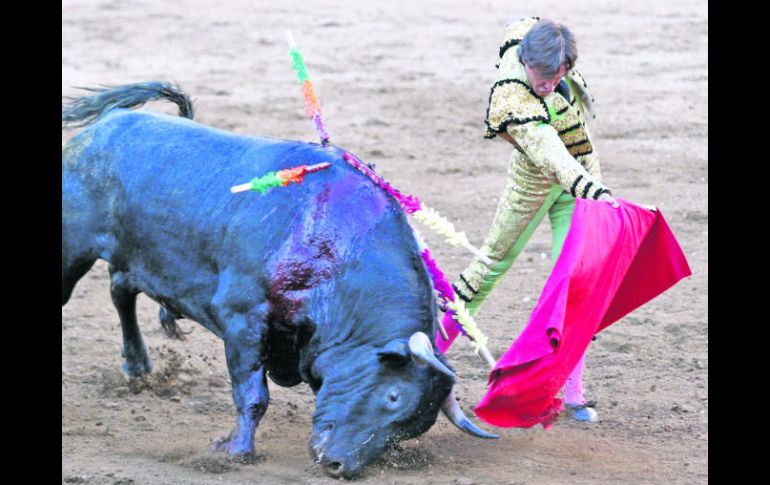 Estilo. Antonio Barrera ha hecho conexión con la afición tapatía durante más de una década. NTX  /