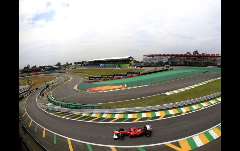 El piloto español de Ferrari Fernando Alonso, durante la sesión de entrenamientos libres. EFE  /