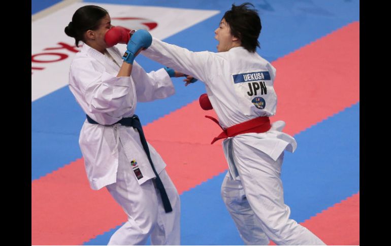 La japonesa Ayumi Uekusa pelea contra la suiza Jessica Cargill. AFP  /