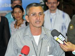 Rubén Zamora lee un comunicado en el Palacio de Convenciones de La Habana. EFE  /