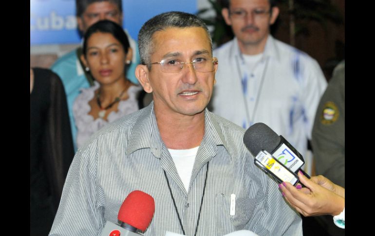 Rubén Zamora lee un comunicado en el Palacio de Convenciones de La Habana. EFE  /