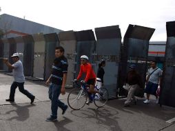 Vallas de metal afuera de una estación de Metro. REUTERS  /