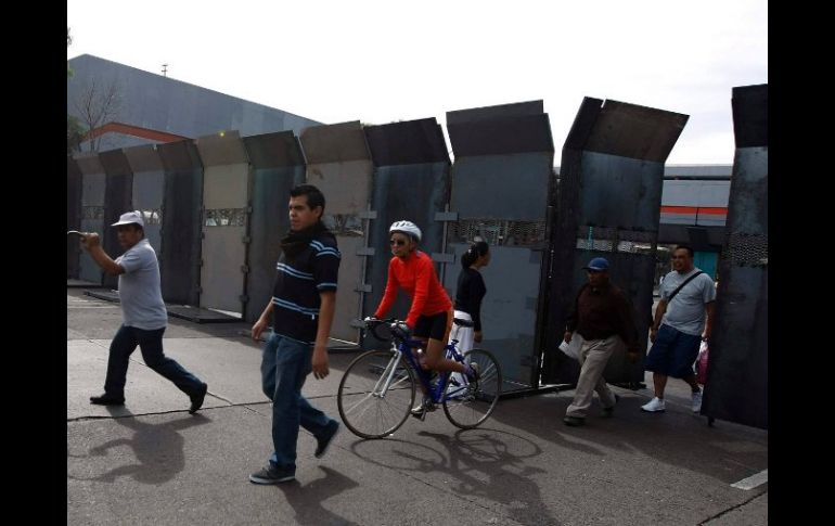 Vallas de metal afuera de una estación de Metro. REUTERS  /