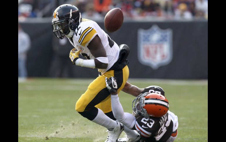 Chris Rainey pierde unno de los ocho balones que entregaron lso Acereros en el partido. AP  /