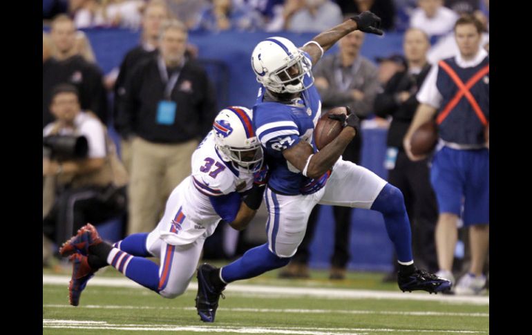 Reggie Wayne atrapa un pase y se escapa para ganar más yardas. AP  /