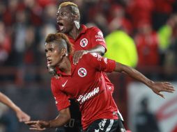 Martínez y Riascos celebran uno de los goles de Xolos en el partido. MEXSPORT  /