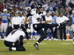 Tucker (9) conecta el gol de campo de la victoria para Baltimore. REUTERS  /