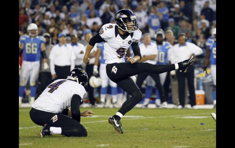 Tucker (9) conecta el gol de campo de la victoria para Baltimore. REUTERS  /