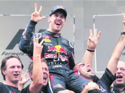 Sebastian Vettel y los integrantes del equipo Red Bull celebran la obtención de los títulos de pilotos y constructores.  REUTERS  /