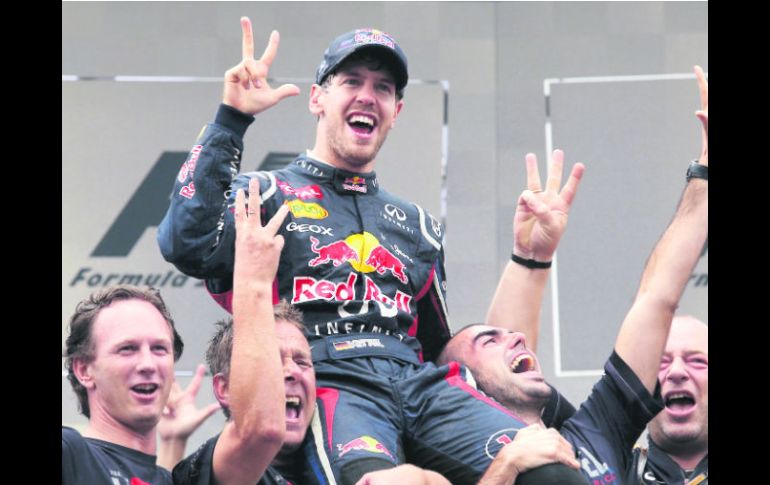 Sebastian Vettel y los integrantes del equipo Red Bull celebran la obtención de los títulos de pilotos y constructores.  REUTERS  /