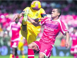 Raúl Jiménez (izq) pelea por la pelota con Lucas Silva. Toluca eliminó a las Águilas, que se quedaron a un gol de la final. XINHUA  /