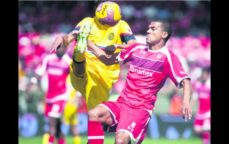 Raúl Jiménez (izq) pelea por la pelota con Lucas Silva. Toluca eliminó a las Águilas, que se quedaron a un gol de la final. XINHUA  /