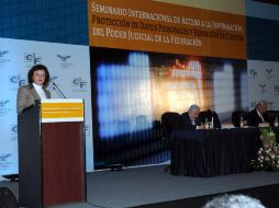 Jacqueline Peschard, comisionada del IFAI, señala que los funcionarios deben asumir un compromiso abierto con la transparencia. NTX  /