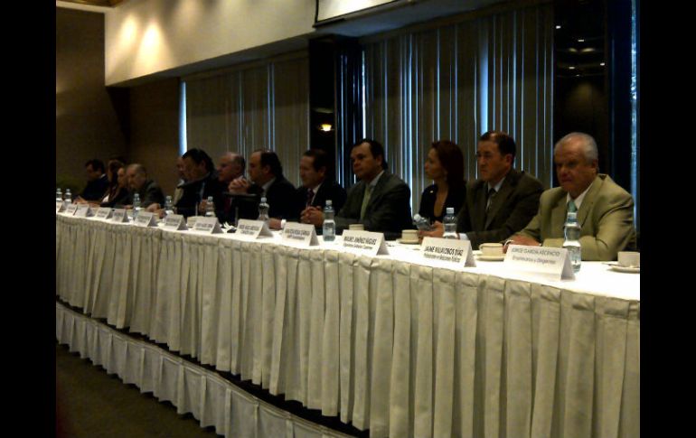 Representantes empresariales durante rueda de prensa.  /