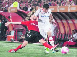 Leandro Augusto disputa el balón con el Édgar Benítez. Tijuana venció a Toluca 1-0 en la jornada 12 del Apertura 2012. MEXSPORT  /