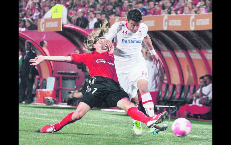 Leandro Augusto disputa el balón con el Édgar Benítez. Tijuana venció a Toluca 1-0 en la jornada 12 del Apertura 2012. MEXSPORT  /