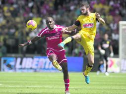 Miguel Layún (der.) anotó el primer gol americanista en Toluca, con lo que le dio ilusión al equipo y la afición azulcrema. AFP  /