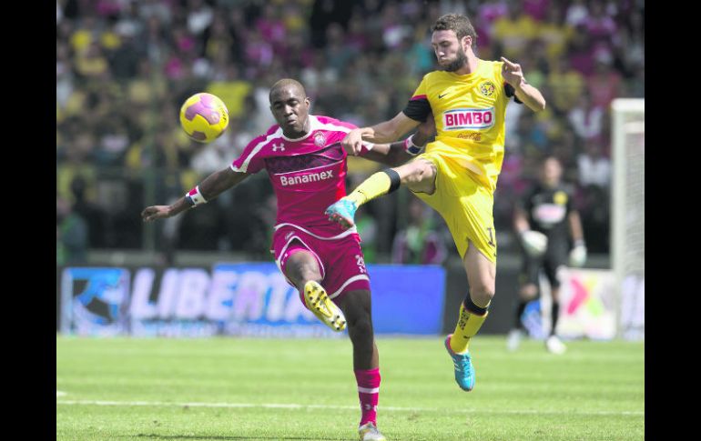 Miguel Layún (der.) anotó el primer gol americanista en Toluca, con lo que le dio ilusión al equipo y la afición azulcrema. AFP  /