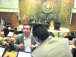 TRICOLOR. Miguel Castro, líder de los diputados del PRI, en sesión del Congreso.  /