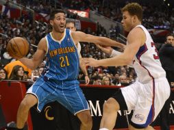 Greivis Vasquez (izda) lucha por el balón con Blake Griffin (dcha), de los Ángeles Clippers. EFE  /