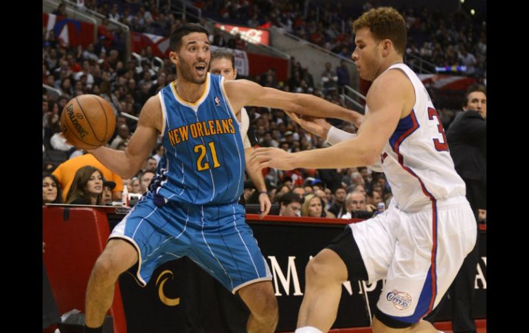 Greivis Vasquez (izda) lucha por el balón con Blake Griffin (dcha), de los Ángeles Clippers. EFE  /