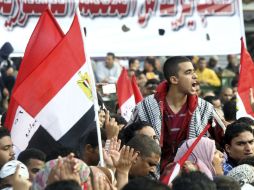 Cientos de protestantes acuden a la plaza Tahrir posponiendo el Festival. EFE  /