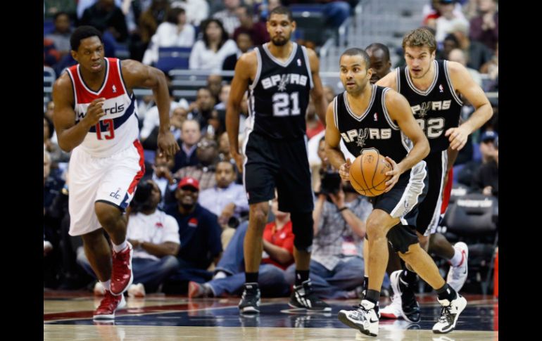 Los Spurs derrotaron a los Wizards de Washington con marcador de 92-118 en su propio campo. AFP  /