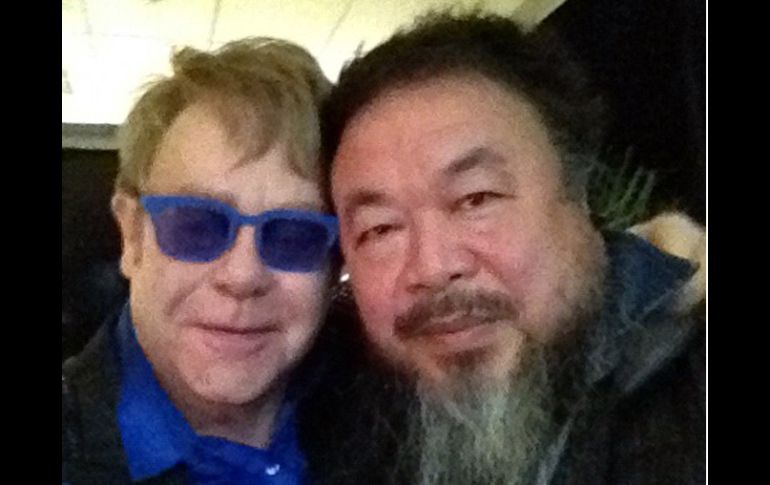 La foto de Elton John y Ai Wei Wei que dio la vuelta en las redes sociales. AFP  /