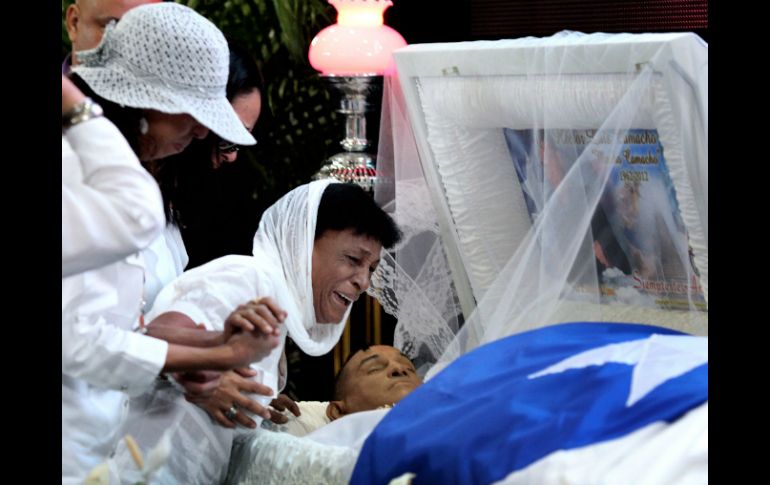 María Matías, madre del boxeador, le da el último adiós a su hijo. REUTERS  /