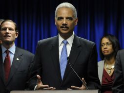 Al secretario de Justicia, Eric Holder (c), le exigen que entregue miles de documentos sobre la operación Rápido y Furioso. AP  /