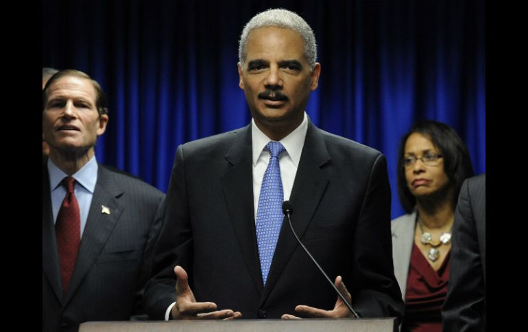 Al secretario de Justicia, Eric Holder (c), le exigen que entregue miles de documentos sobre la operación Rápido y Furioso. AP  /