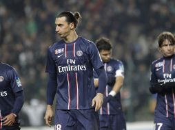 Zlatan Ibrahimovic sale con sus compañeros de la cancha luego de la eliminación de la copa. AP  /