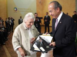 Calderón entrega premio a Helen Joy Laville Perren, viuda del escritor Jorge Ibargüengoitia. EL UNIVERSAL  /