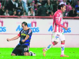 Genio y figura... Cuauhtémoc Blanco, de Dorados, festeja el boleto a la final, tras echar fuera al líder Necaxa. MEXSPORT  /