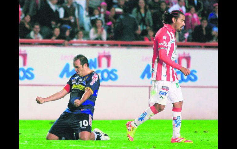 Genio y figura... Cuauhtémoc Blanco, de Dorados, festeja el boleto a la final, tras echar fuera al líder Necaxa. MEXSPORT  /