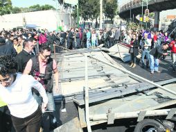 Vecinos de la avenida Congreso de la Unión, fueron testigos del retiro de gran número de vallas que rodean la Cámara baja. NTX  /