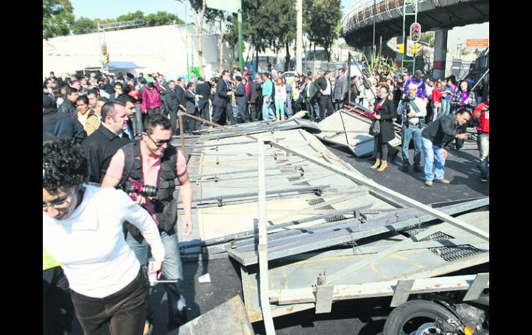 Vecinos de la avenida Congreso de la Unión, fueron testigos del retiro de gran número de vallas que rodean la Cámara baja. NTX  /