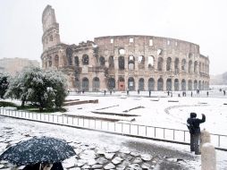 El turismo ha contribuido a la destrucción del Coliseo, al grabar nombres en las piedras. EFE  /