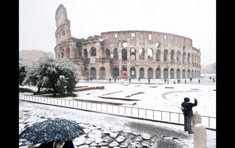 El turismo ha contribuido a la destrucción del Coliseo, al grabar nombres en las piedras. EFE  /