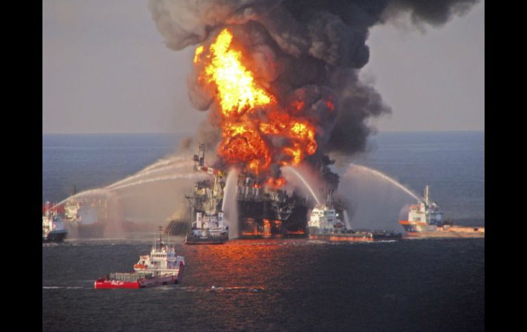 La explosión de la plataforma Deepwater Horizon en 2010, causó la muerte de 11 trabajadores. ARCHIVO  /