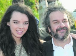 Terruño. Peter Jackson y su hija Katie momentos antes de la proyección de la más reciente entrega de ''El Hobbit'', en Australia. AP  /