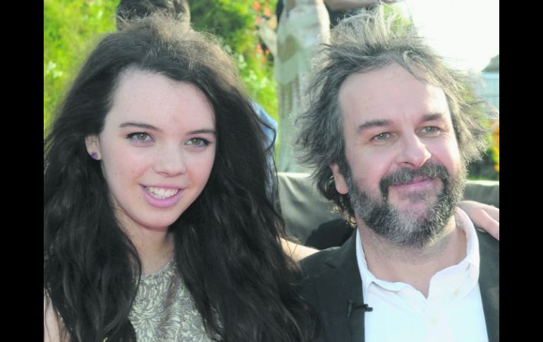 Terruño. Peter Jackson y su hija Katie momentos antes de la proyección de la más reciente entrega de ''El Hobbit'', en Australia. AP  /