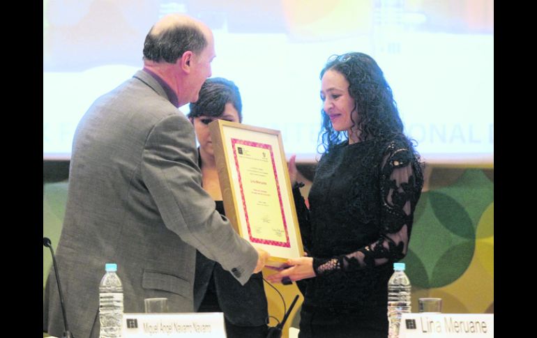 Galardonada. El vicerrector  Miguel Ángel Navarro Navarro entregó el galardón a la chilena Lina Meruane.  /