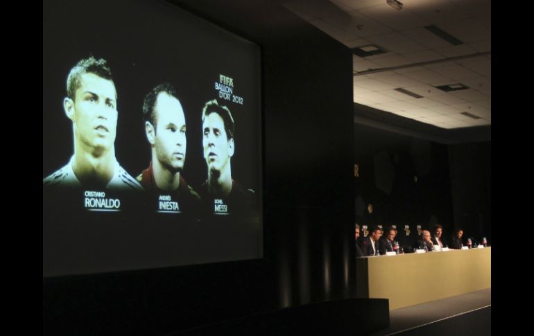 Ronaldo, Iniesta y Messi (i a d) fueron anunciados como candidatos al galardón en una rueda de prensa. REUTERS  /