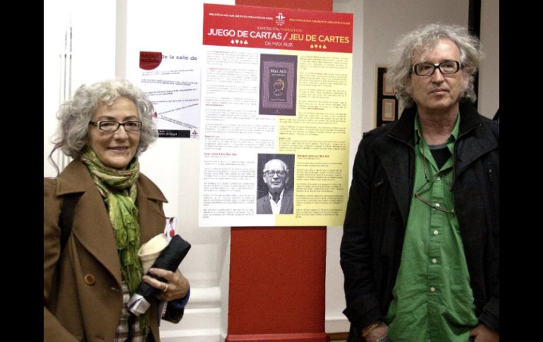 La escritora Carmen Peire y el editor Miguel Ángel Arcas posan ante el cartel de la exposición. EFE  /