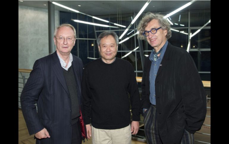 El presidente de la Academia de las Artes de Berlín (i), el cineasta Wim Wenders (d) y su colega Ang Lee. EFE  /