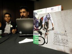 En la imagen, el libro Manual del ciclista urbano''.  /