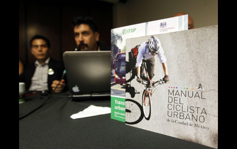 En la imagen, el libro Manual del ciclista urbano''.  /