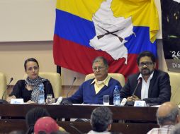 Los comandantes Iván Márquez y Ricardo Téllez junto con la guerrillera holandesa, Tanja Nijmeijer e integrantes de las FARC. NTX  /